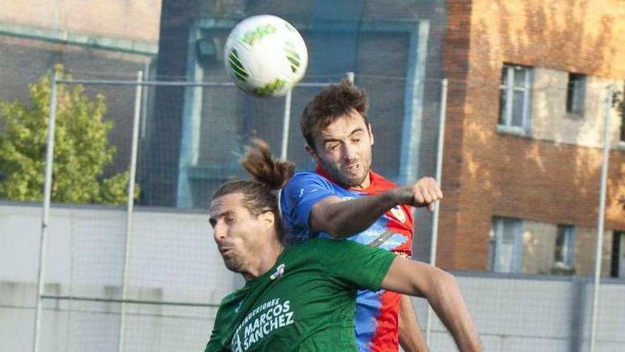 Jandro y Álvaro Cuello pugnan por un balón en el partido de Gonzábal.