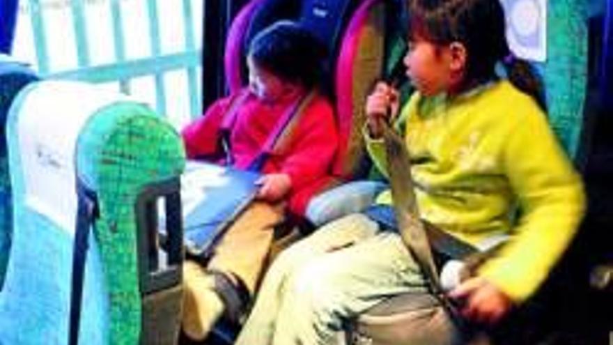 El fiscal propugna las sillitas infantiles en taxis y autobuses