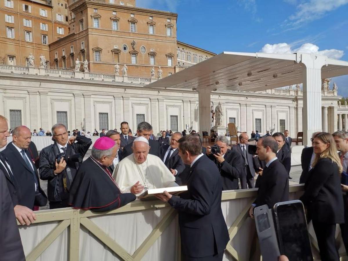 El Papa recibe a la junta de gobierno de la Agrupación de Hermandades y Cofradías de Córdoba