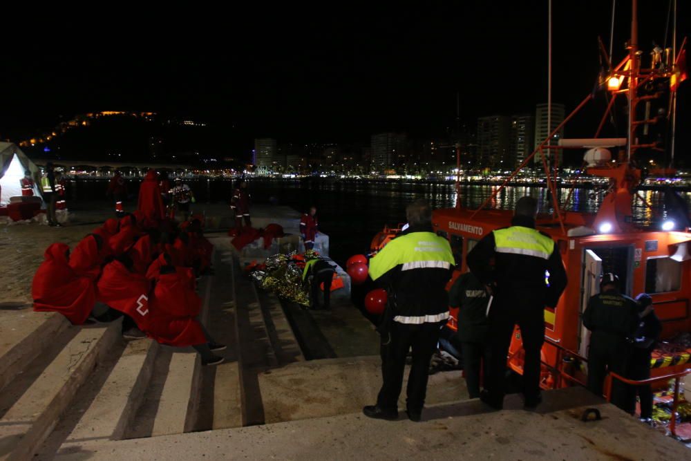 Trasladan a Málaga a 163 personas rescatadas de tres pateras