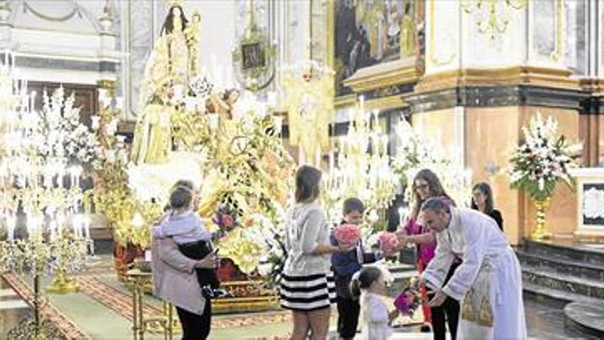 Las rosarieras visten de blanco y rosa a su virgen