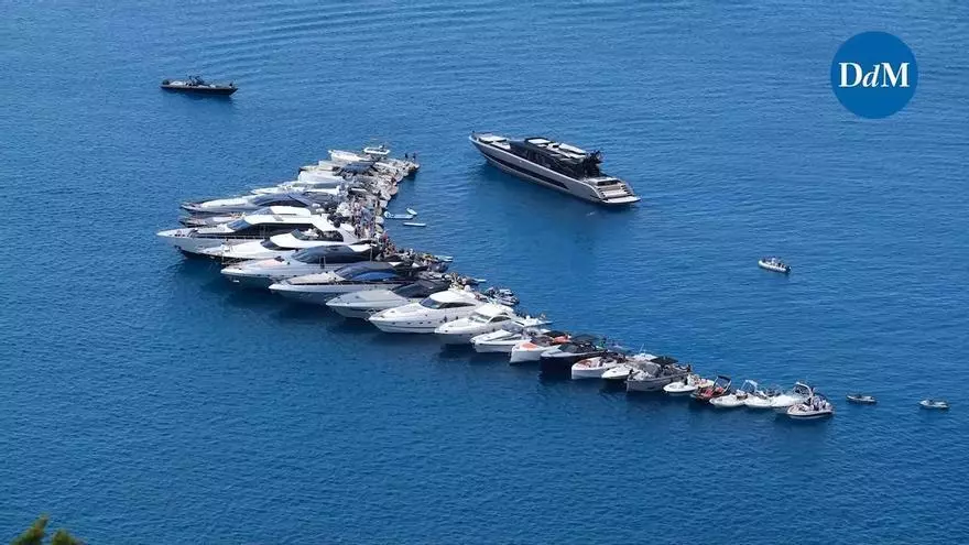 VÍDEO | Fiesta flotante de 30 barcos en la costa de Formentera sin autorización: Govern y Capitanía Marítima abren una investigación