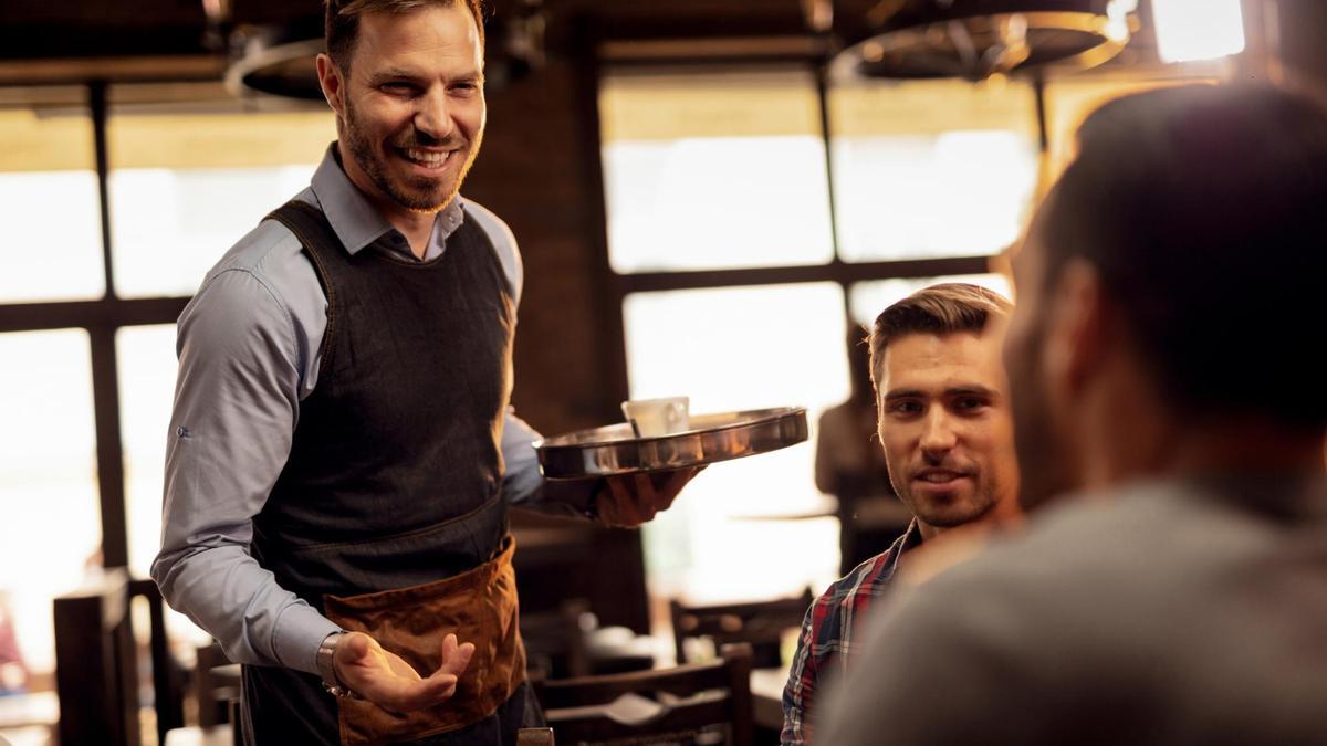 Esto es, según la psicología, lo que significa que las personas ayuden a los camareros a recoger la mesa