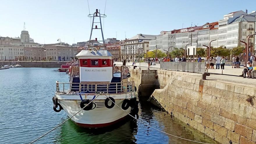 El barco a Oleiros se queda anclado