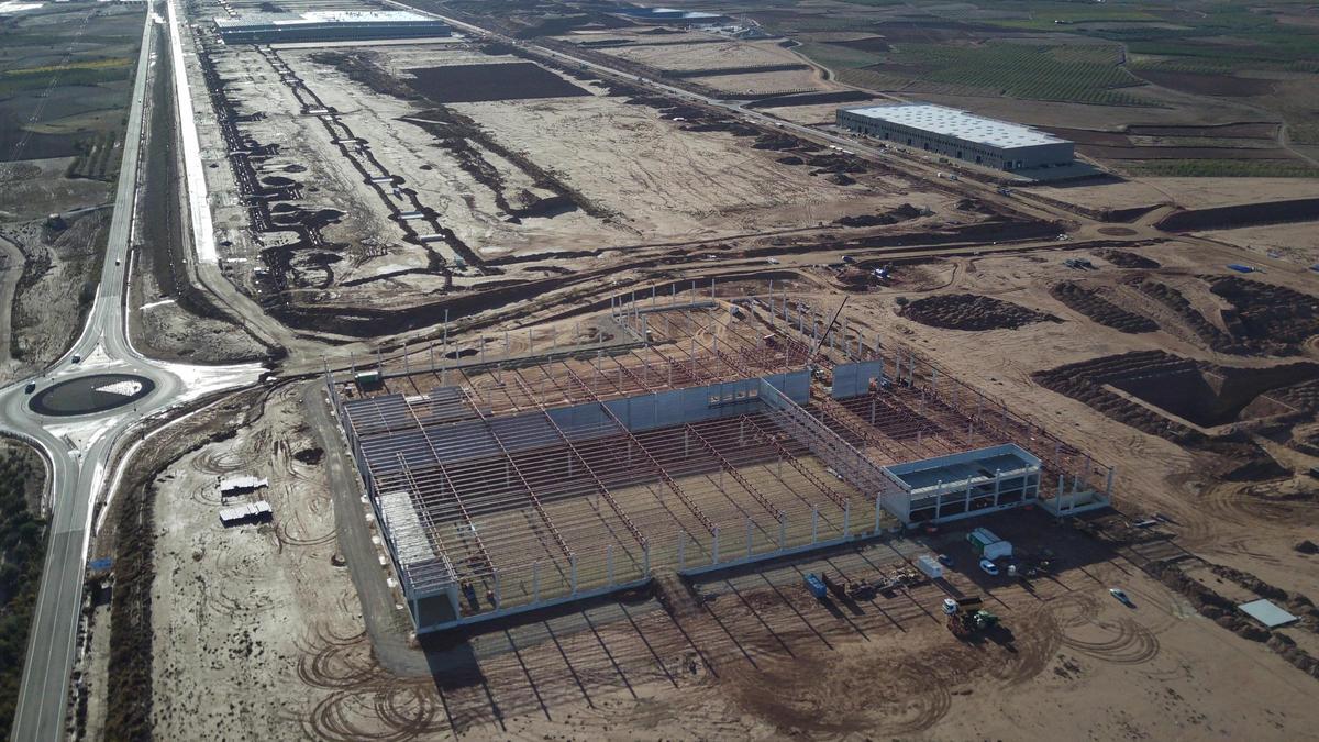 Vista aérea del estado actual de las obras en la futura plataforma agroalimentaria de BonÁrea en Épila.