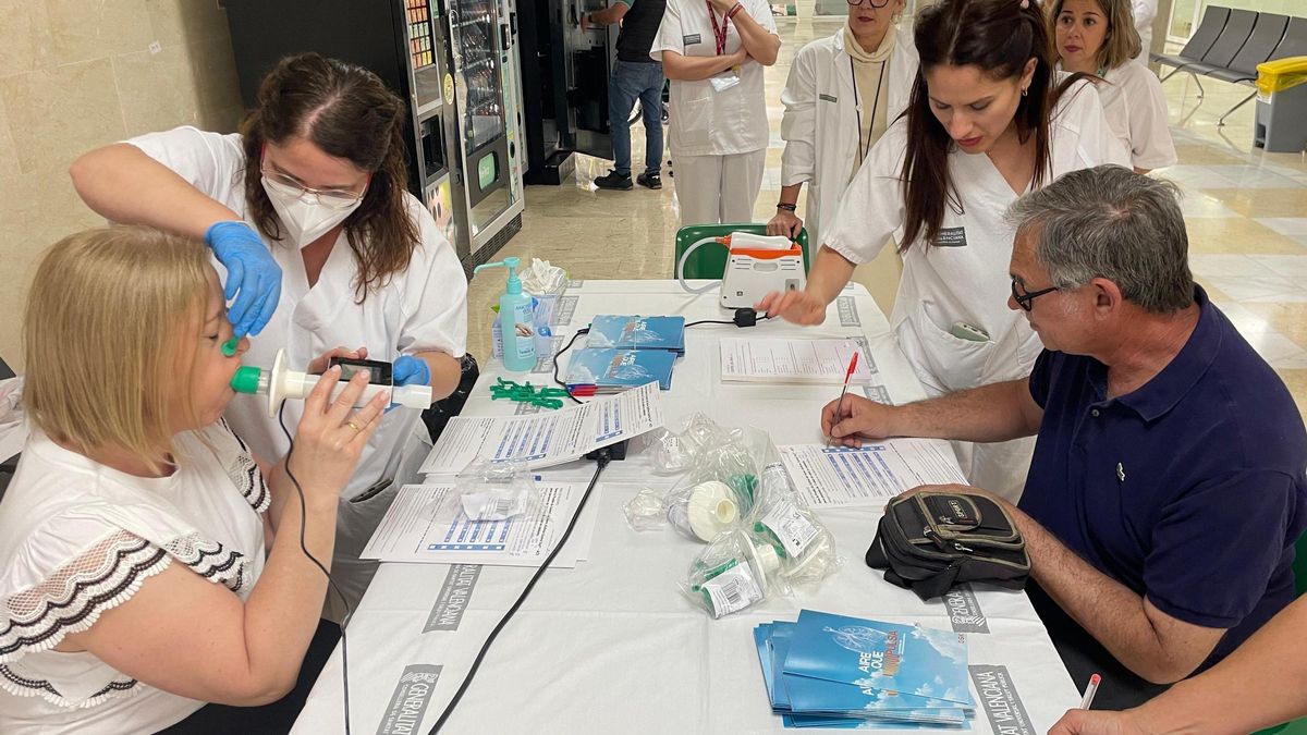 Una espirometría para detectar asma a una paciente este martes en el Hospital de Sant Joan