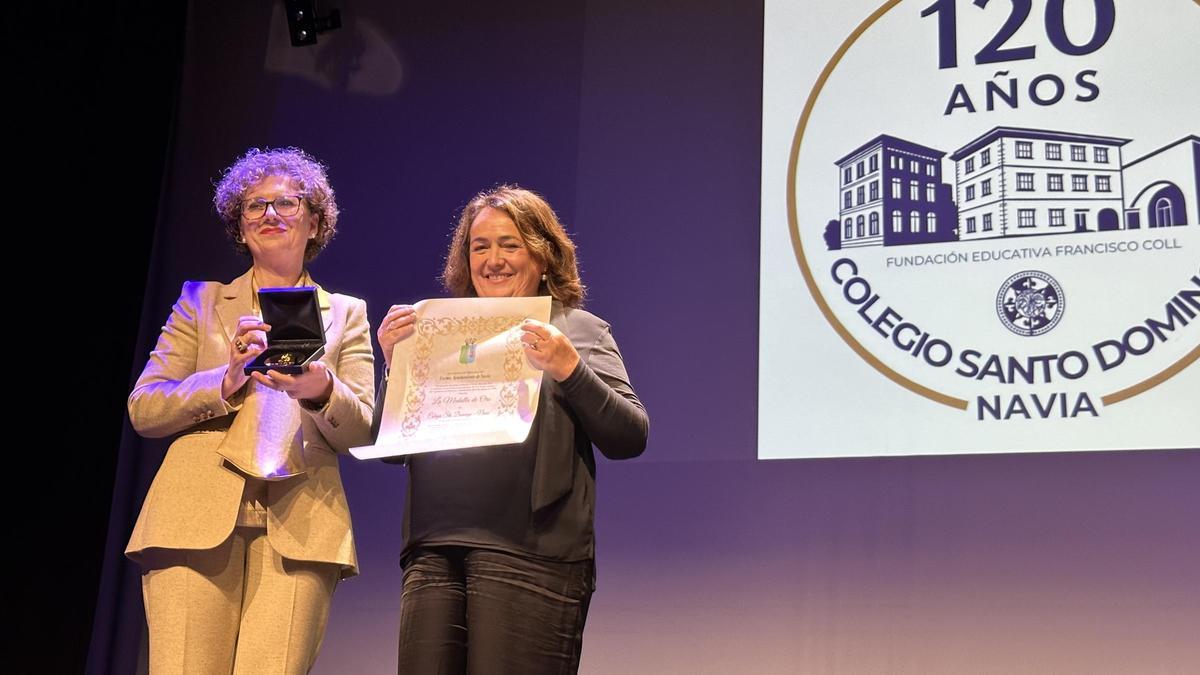 La alcaldesa de Navia, Ana Isabel Fernández, y la directora del colegio Santo Domingo, María Jesús Sánchez, durante la entrega de la Medalla de Oro del Ayuntamiento de Navia.