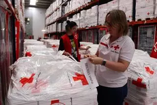 Creu Roja envia 11,4 tones d'ajut humanitari a Gaza des del centre logístic de Sant Martí de Tous