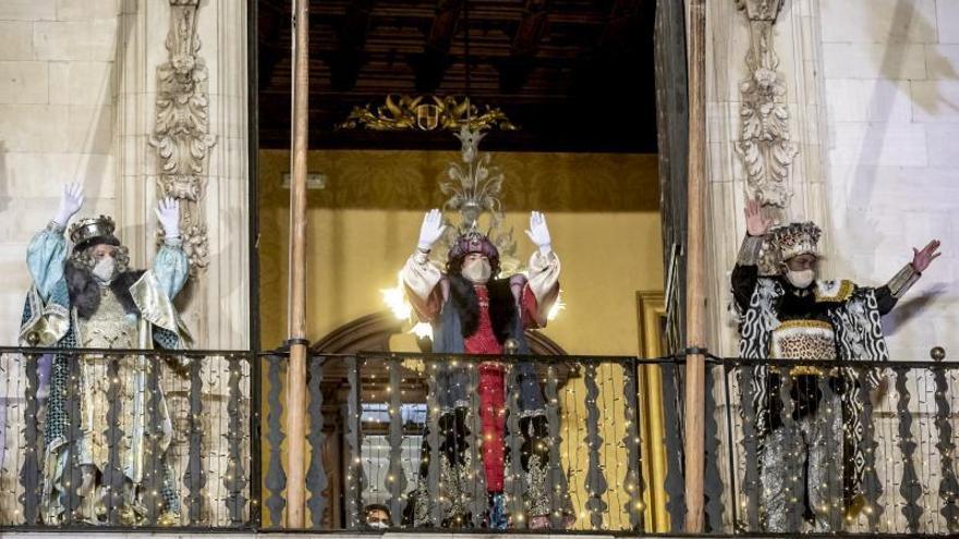 Los Reyes saludaron desde el balcón de Cort.