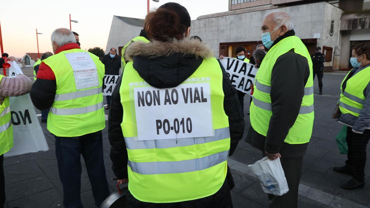 Protesta de los afectados por el nuevo vial que uniría la Estrada Clara Campoamor y la A-55. 1 febrero 2022. Alba Villar