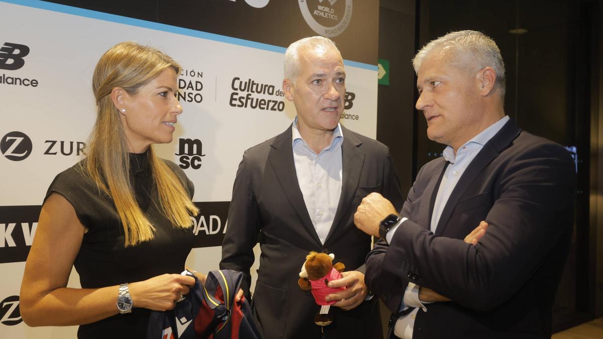 Pablo Sánchez junto a Maribel Vilaplana, portavoz y consejera del Levante UD.