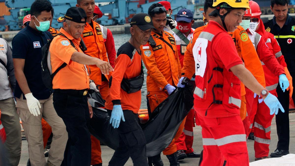 Los equipos de rescate del avión siniestrado en Java comienzan a recuperar los primeros cuerpos