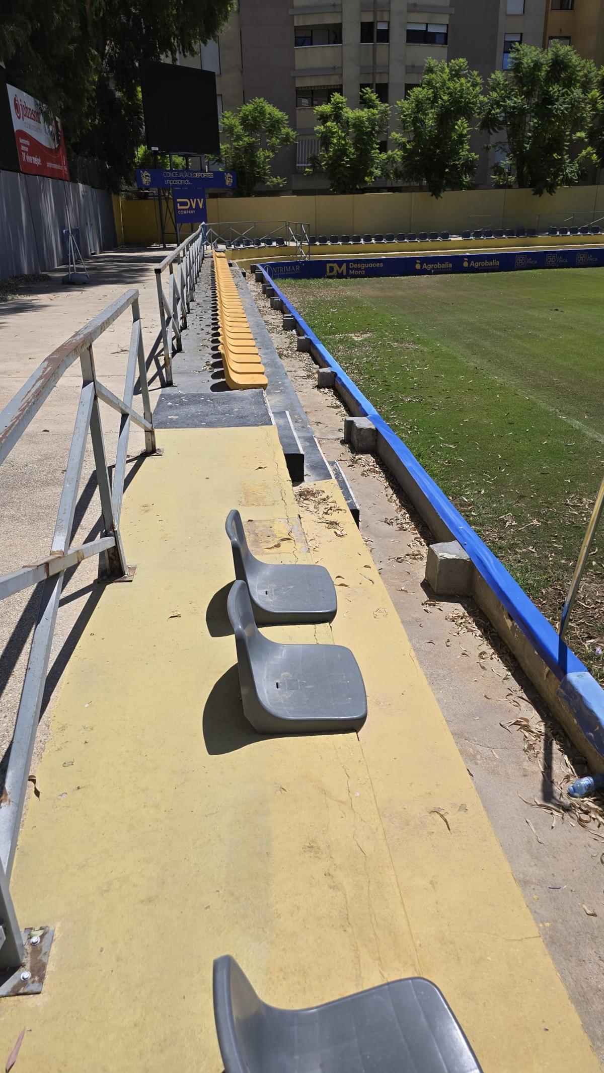 Así están las instalaciones y gradas del campo municipal de Los Arcos en Orihuela