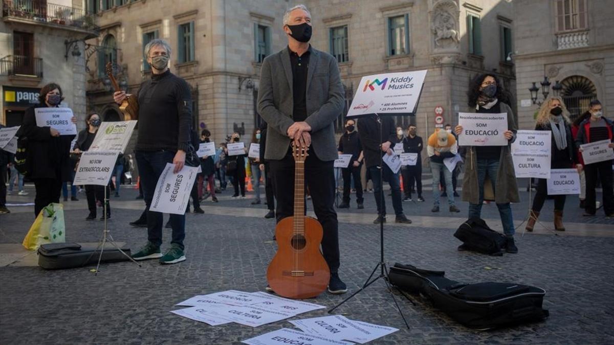 Concentración de directores y profesores de escuelas de música privada en la plaza Sant Jaume de Barcelona, durante esta mañana, para manifestarse por las medidas impuestas por el Govern a causa dela segunda ola de la pandemia.
