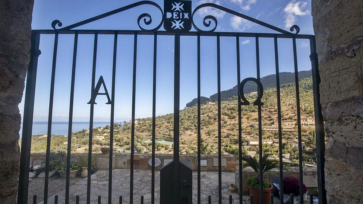 Entrada al camposanto de Deià.