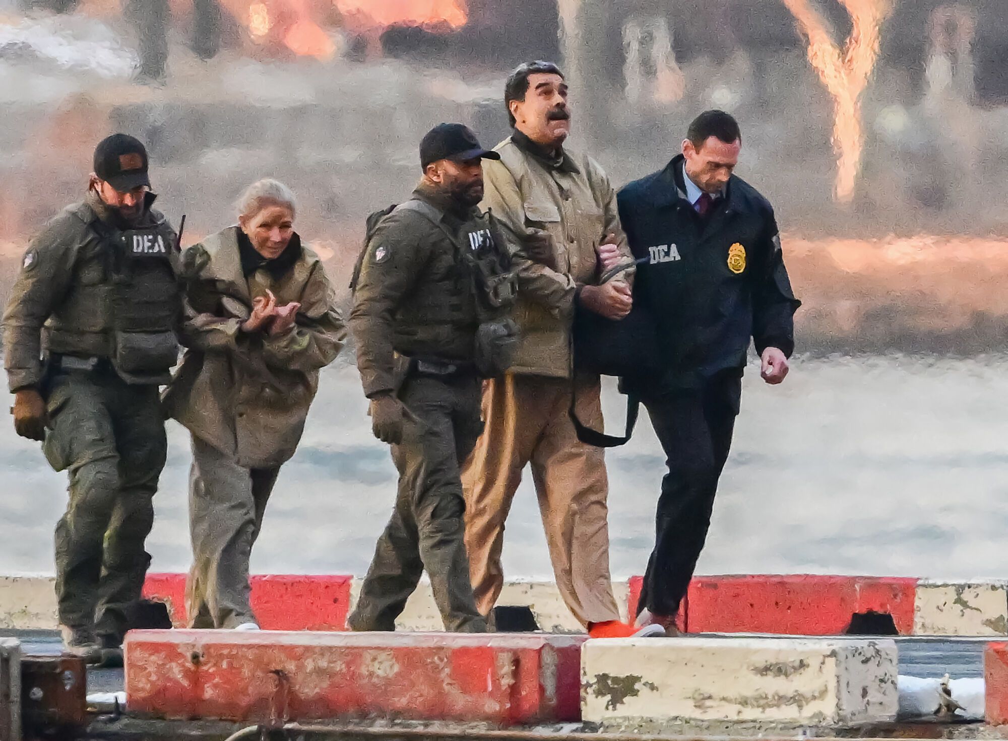 El presidente de Venezuela, Nicolás Maduro, y su esposa, Cilia Flores, escoltados por agentes de la DEA.