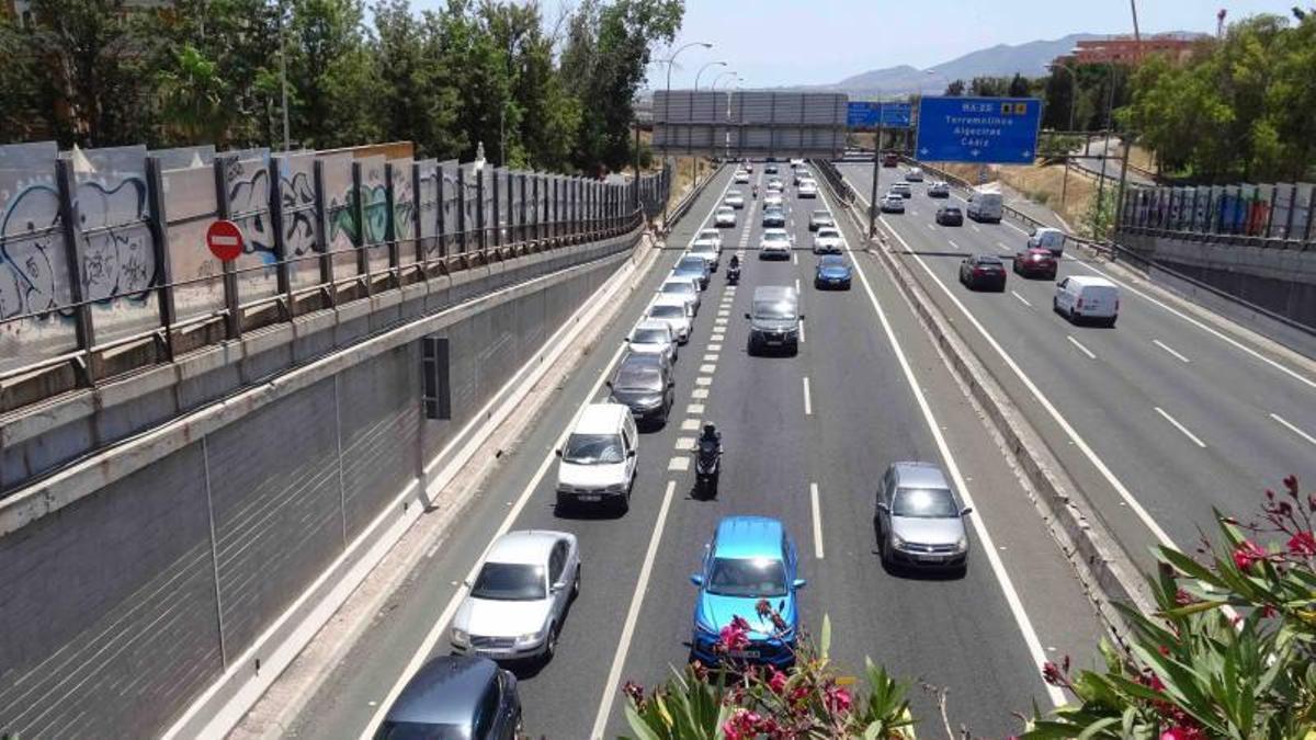 Retención en el carril derecho de la MA-20 antes de entrar al túnel para tomar la avenida Valle Inclán.