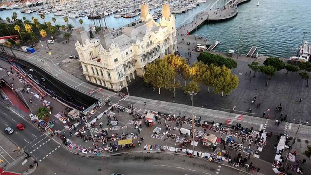 Imagen aérea del mercadillo de manteros instalado en el Port Vell de Barcelona.