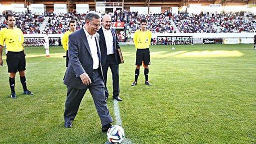 Folgado hace el saque de honor en un partido de fútbol.