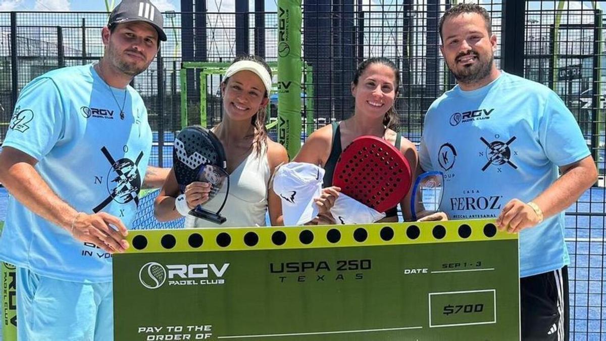 María Magraner Grau y su compañera exhiben el premio ganado en un torneo de padel en USA