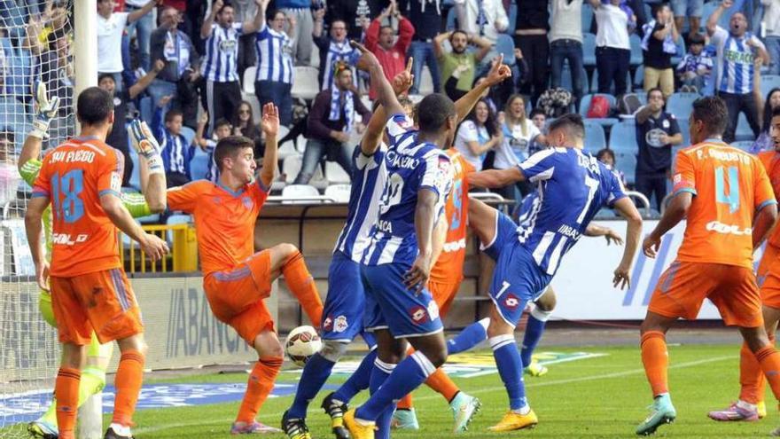 Lucas remata, rodeado de compañeros y defensas del Valencia, en el partido de la temporada 2014-15.