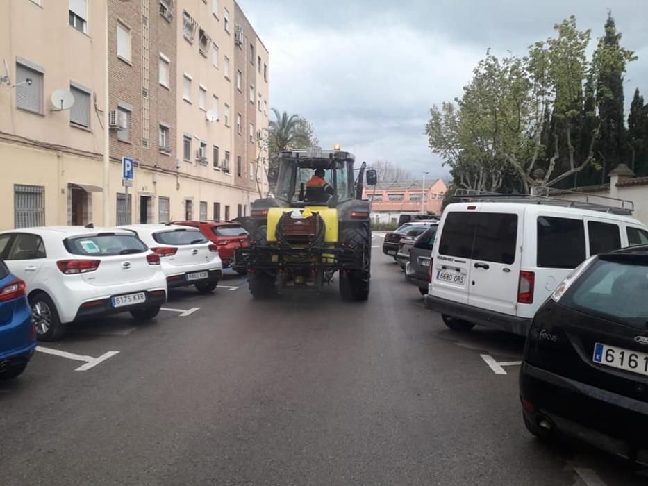 Los tractores se suman a la limpieza de Manises