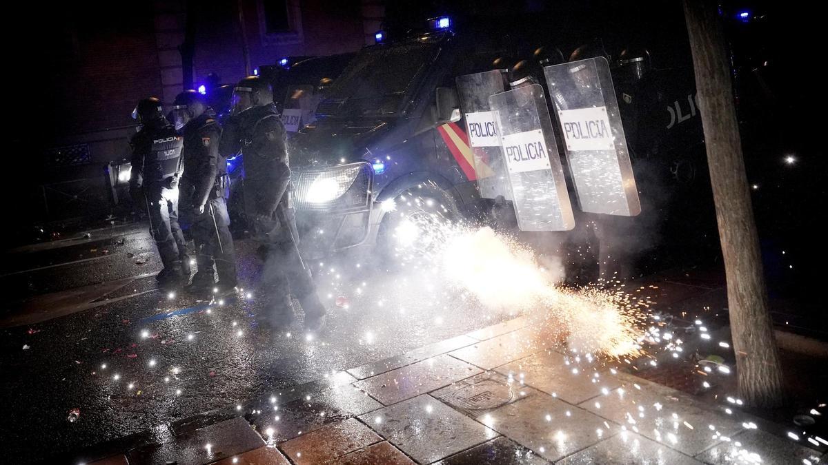 Bengalas y petardos lanzados a la Policía Nacional