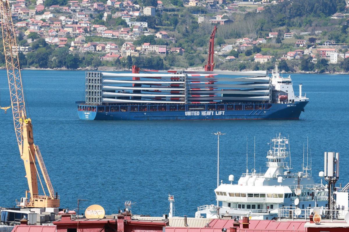 El «UHL Focus» fondeado este lunes en la ría de Vigo.