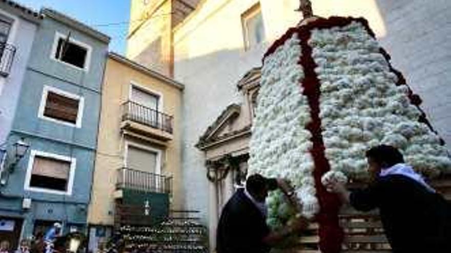 La Vila aupa con flores a Santa Marta