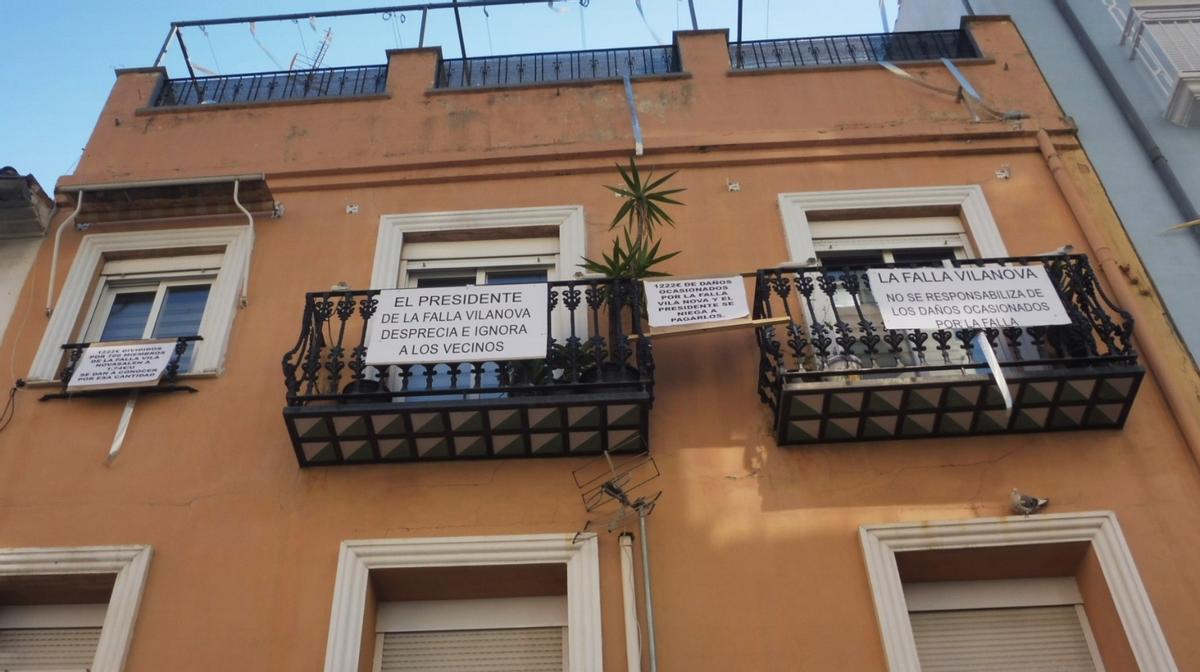 Carteles colgados en el edificio.
