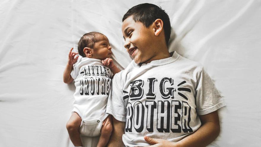 Psikolog Carlos González, kardeşler arasındaki ilişkilerin anahtarlarını açıklıyor: “Kıskanmak için ciddi nedenleri olan” biri var