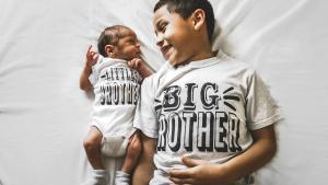 Imagen de dos hermanos