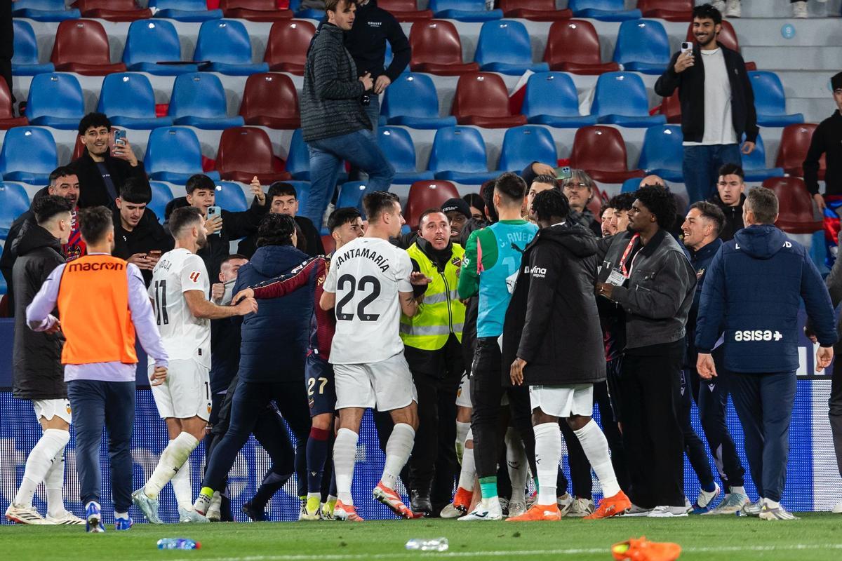 Tangana en la final del derbi