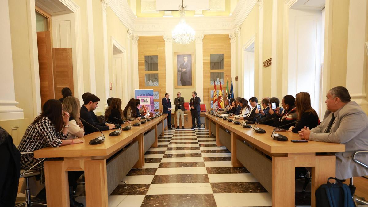 Galería | El alcalde de Cáceres recibe a los participantes en el foro hispano-brasileño