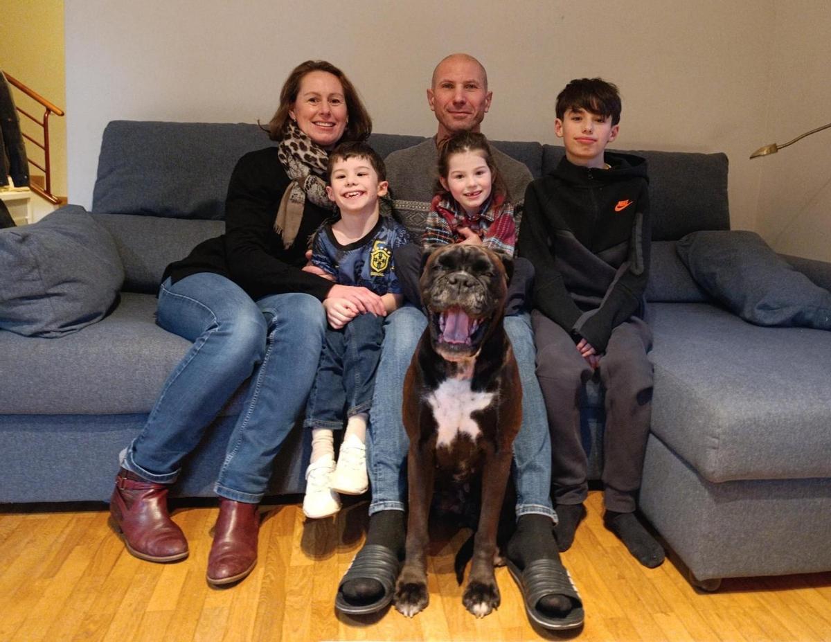 Kate y Alex Sikorsky con sus hijos Iván, María y Tristán, y su perra "Lola", en su casa de La Fresneda.