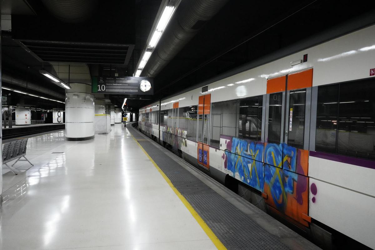 Desconcierto en Sants por la falta de trenes el día después del apagón
