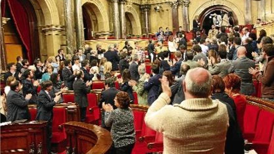 El Parlament aplaudeix Manuel Barbero, pare d&#039;un dels alumnes de Maristes que va denunciar els abusos.