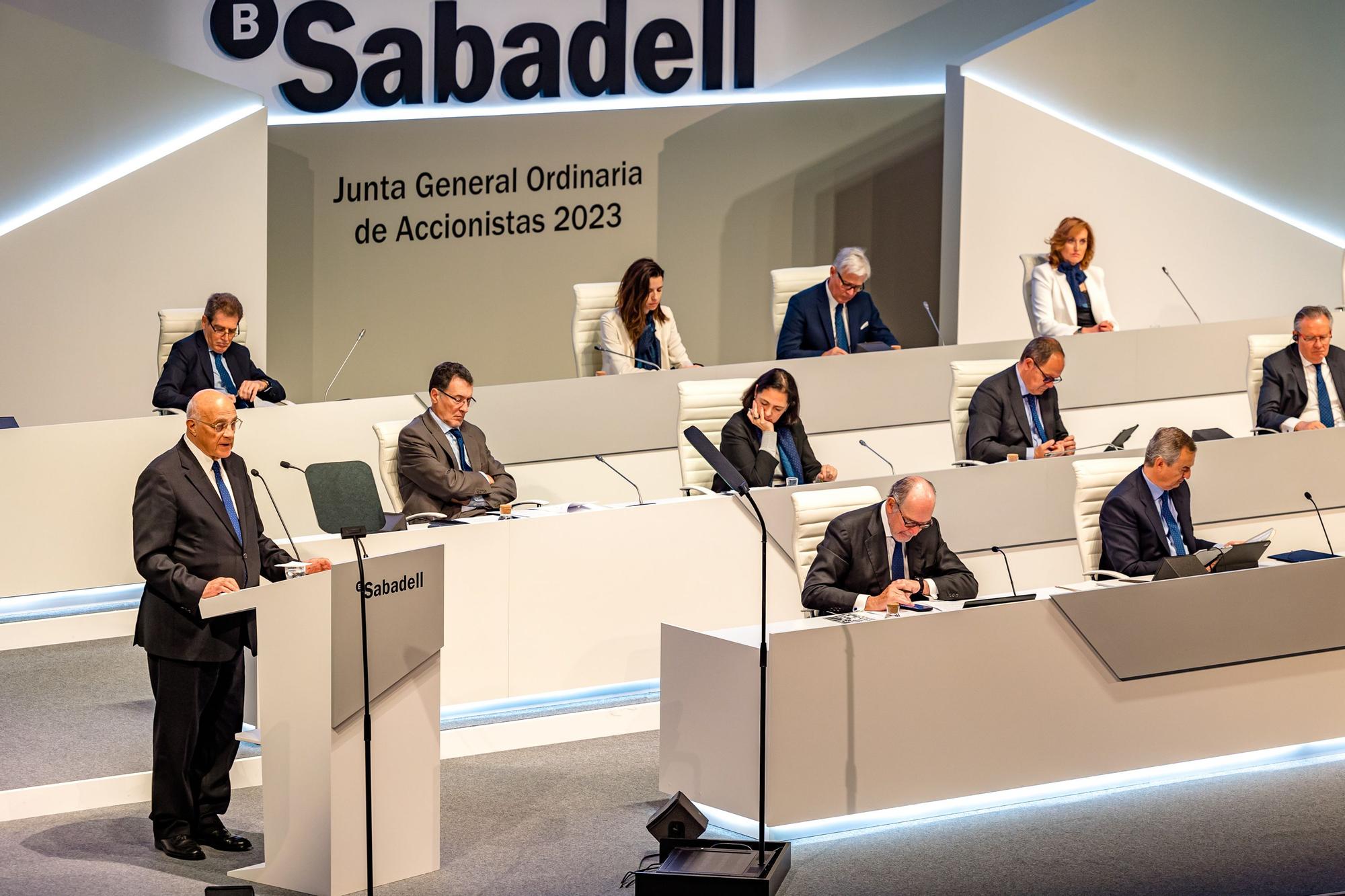 Los accionistas del Sabadell aprueban la reelección de Josep Oliu