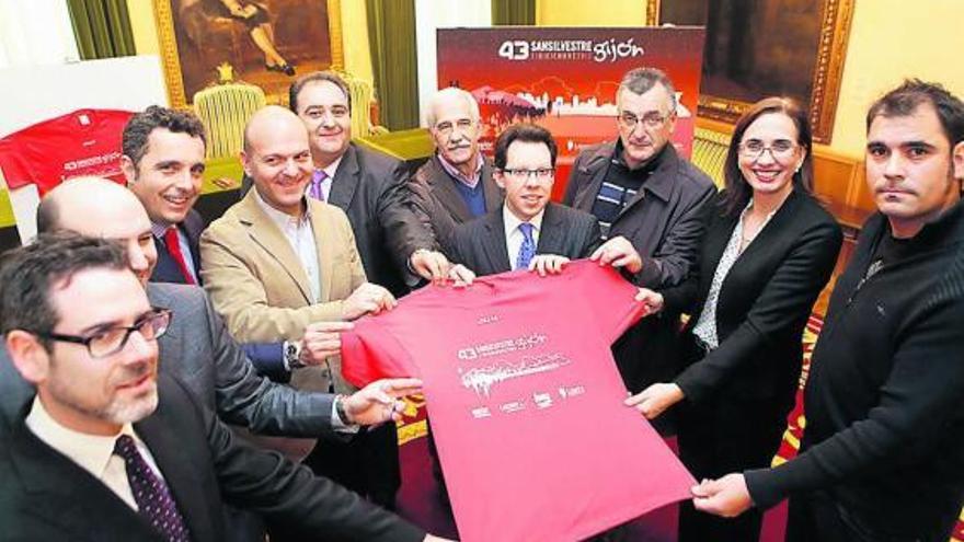 Organizadores de la «San Silvestre», en el acto de presentación en el Ayuntamiento.