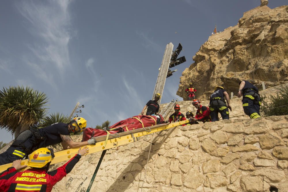 Casi medio centenar de efectivos participan en unas prácticas en la ladera del monte, donde se ha simulado un rescate en altura