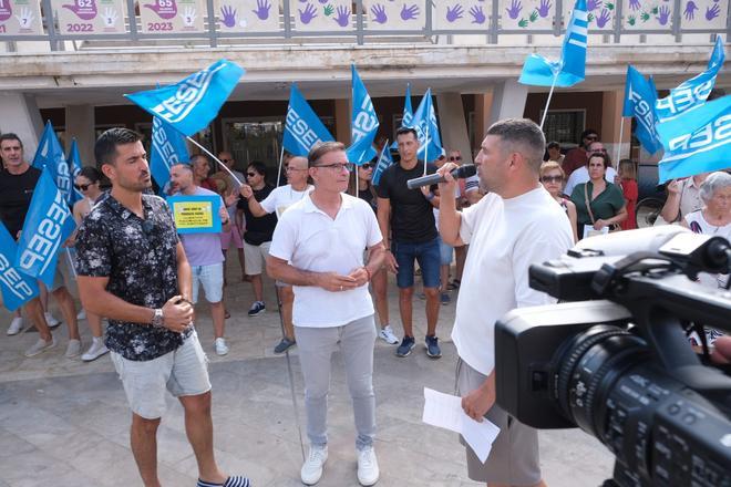 Protesta de la plantilla de la Policía Local de Guardamar para pedir al alcalde soluciones a sus problemas laborales