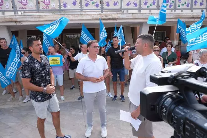 Protesta de la plantilla de la Policía Local de Guardamar para pedir al alcalde soluciones a sus problemas laborales