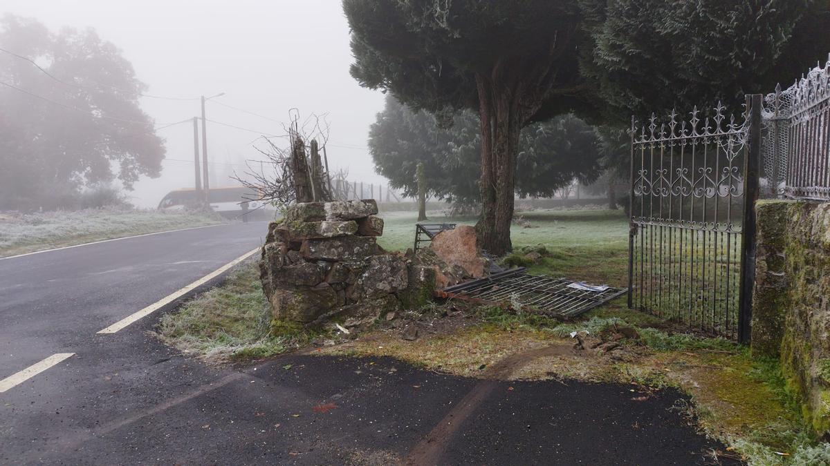 Tras salirse de la vía, el autobús colisionó contra el cierre de una finca.