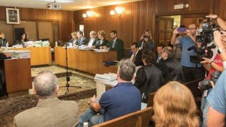 Los acusados y los representantes legales de ambas partes, en la primera sesión del juicio del &#039;Don Pedro&#039;.