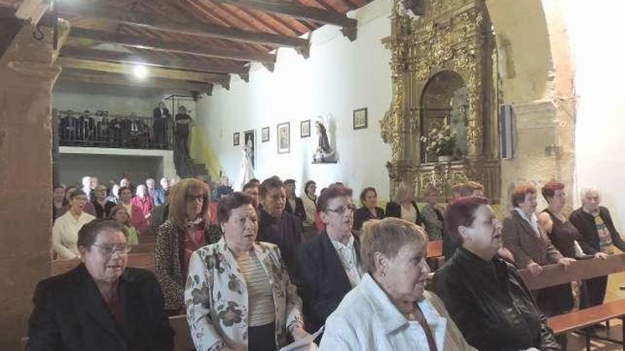 Fieles durante la celebración religiosa.