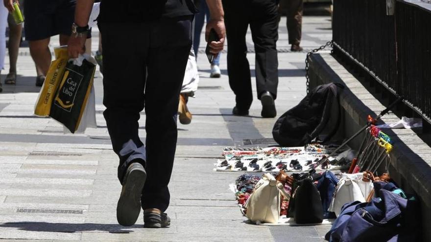 Los manteros de Madrid se quejan de la violencia policial en una manifestación frente al Ayuntamiento