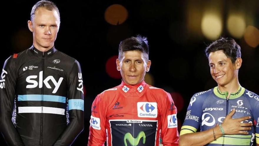 Nairo Quintana, en el centro, junto a Froome y Esteban Chaves, en el podio de La Cibeles.  // Javier Lizón
