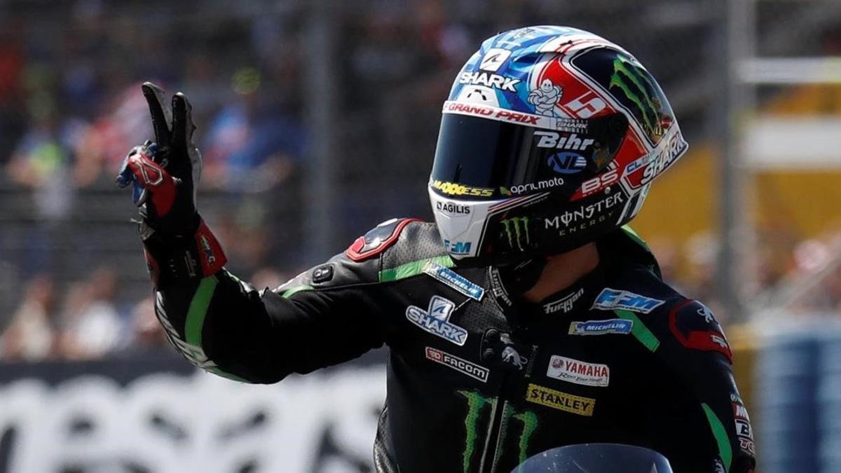 El francés Johann Zarco (Yamaha) pasea su felicidad por el trazado de Le Mans, tras lograr la 'pole' en su gran premio.