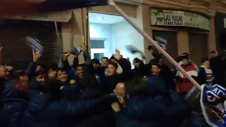Recibimiento de la afición del Águilas a sus jugadores tras la victoria ante el Lorca Deportiva