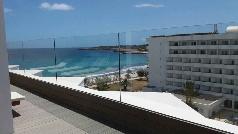 Auf der neuen Dachterrasse des Hotel Borneo in Cala Millor.